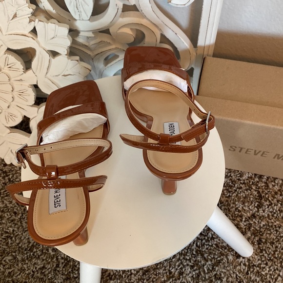 Lange Sandal Heel in cognac brown
STEVE MADDEN size 8 women BRAND NEW in box ✨ - Picture 8 of 10